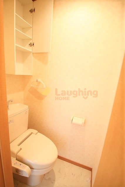 トイレ　落ち着いた色調のトイレです