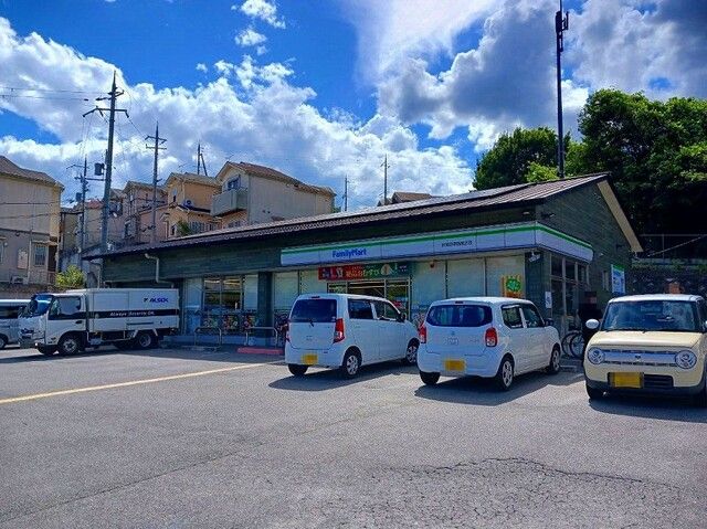 コンビニ　ファミリーマート 日野西風呂店（コンビニ）まで180m