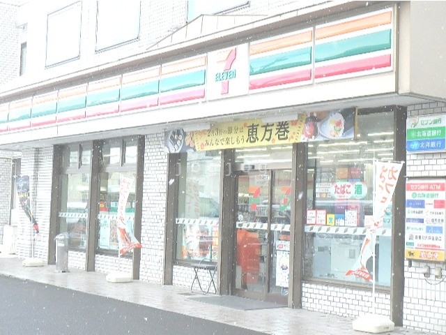 コンビニ　セブンイレブン札幌北6条店（コンビニ）まで242m