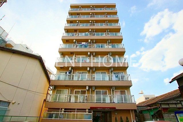 建物外観　鉄骨造９階建てマンション