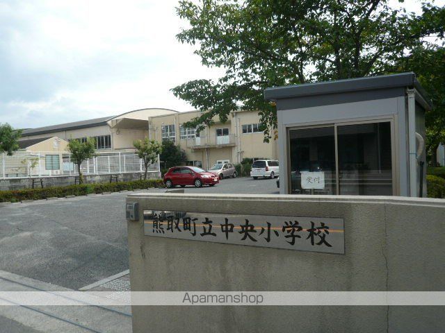 小学校　中央小学校（小学校）まで738m