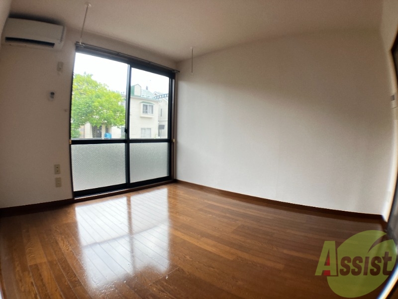 居室・リビング　６．４帖の洋室です。生活のメインとなる部屋ですね。