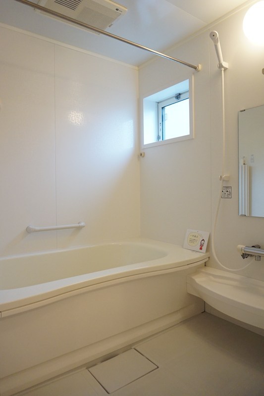バス・シャワールーム　※同アパート別部屋の参考写真です。