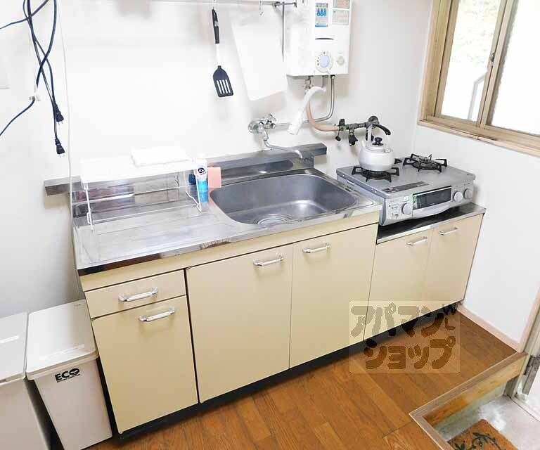 キッチン　シンクも作業場も広いです。