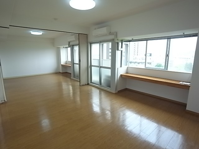 その他部屋・スペース　開放的な寝室です