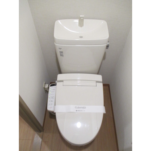 トイレ　温水洗浄機能付便座（２２１０）