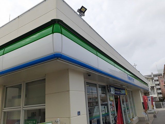 コンビニ　ファミリーマート真嘉比中央店（コンビニ）まで96m