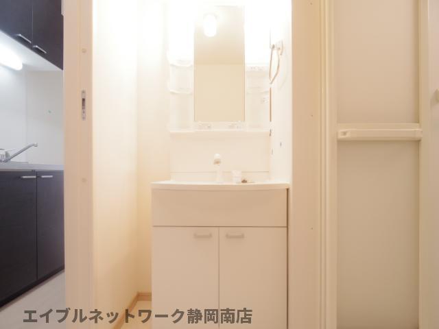 洗面設備　コンパクトで使いやすい洗面所