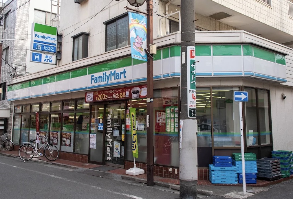コンビニ　ファミリーマート赤羽平和通り店（コンビニ）まで393m