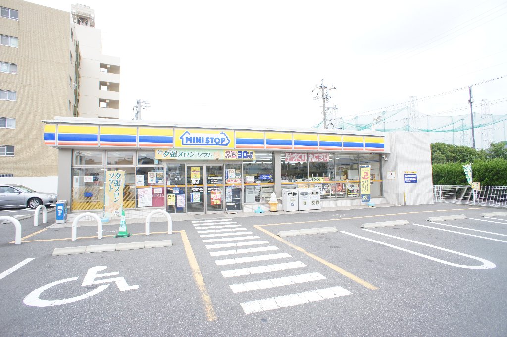 コンビニ　ミニストップ津栗真町屋店（コンビニ）まで405m
