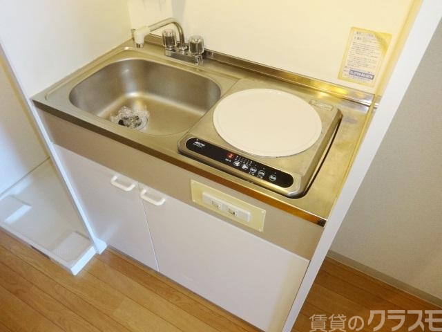 キッチン　キッチン横には冷蔵庫置き場あります♪