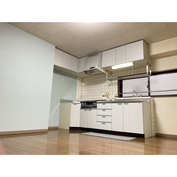 キッチン　※写真は同じマンションの違う部屋のものになります。