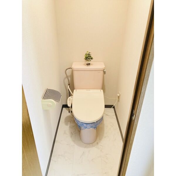 トイレ　※写真は同じマンションの違う部屋のものになります。
