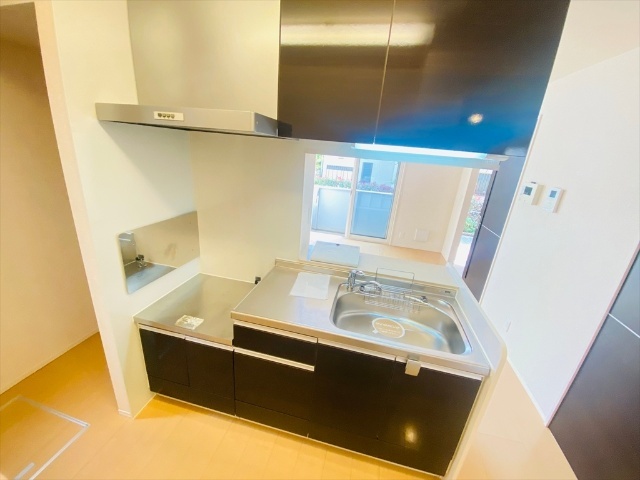 キッチン　同一建物内１０３号室内装写真転載
