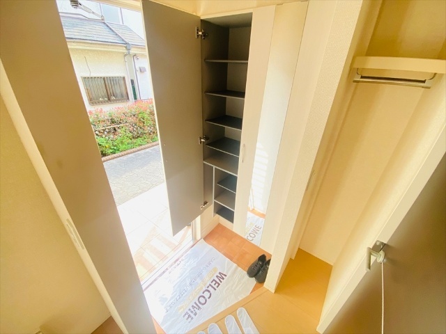 玄関　同一建物内１０３号室内装写真転載