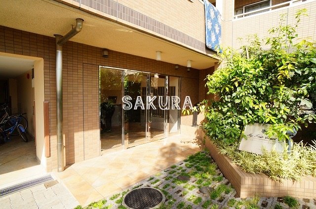エントランス　お洒落な建物デザイン♪