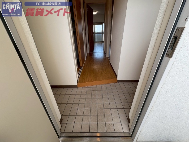 玄関　同じ物件、別部屋の写真です