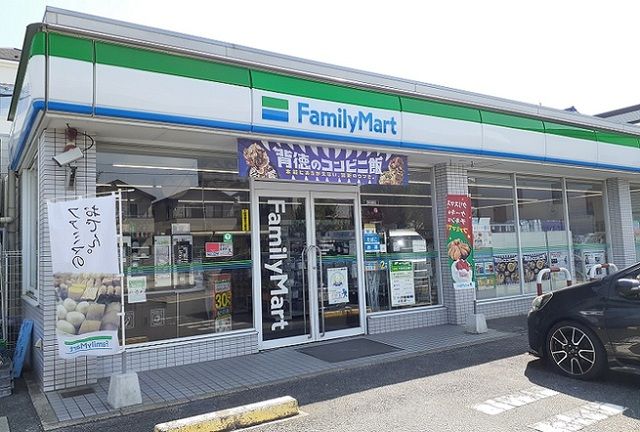 コンビニ　ファミリーマート（コンビニ）まで750m