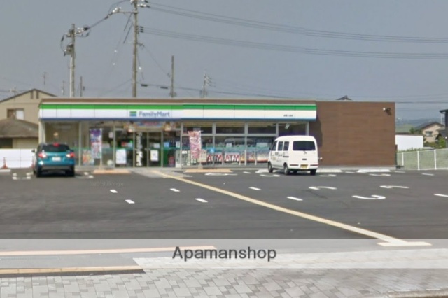 コンビニ　ファミリーマート（コンビニ）まで725m