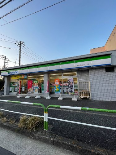 コンビニ　ファミリーマート 北区西が丘一丁目店（コンビニ）まで329m
