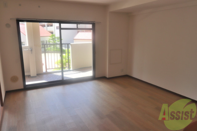 居室・リビング　窓が多く、開放感いっぱい明るいお部屋です