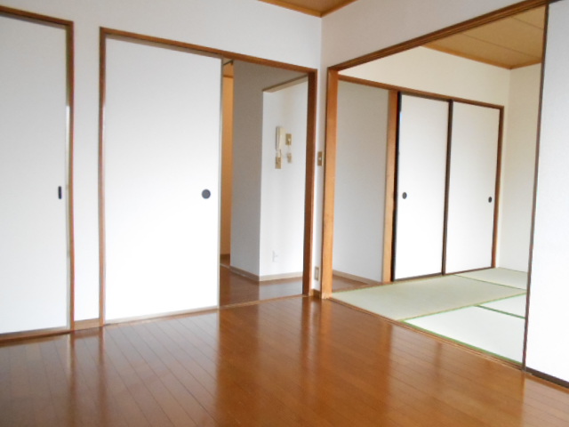 居室・リビング　※同物件、別部屋になります。