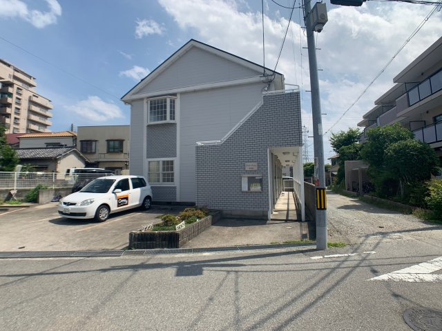 建物外観　敷地内に駐車場があります♪