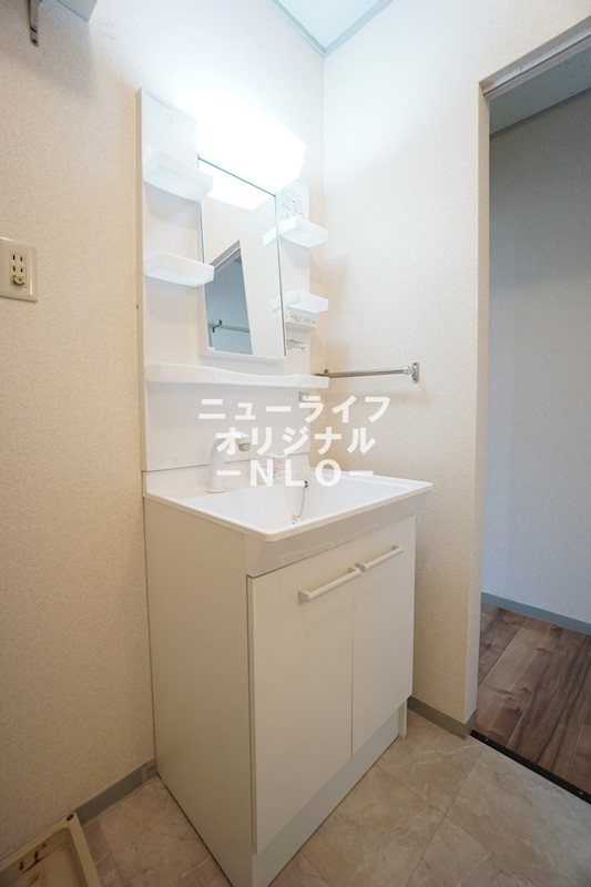 洗面設備　シャワー付き洗面台で朝の支度も楽にできます☆