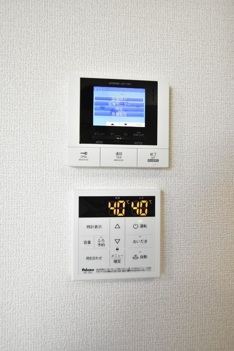 セキュリティ　モニター付きインターホン、給湯器リモコンあります
