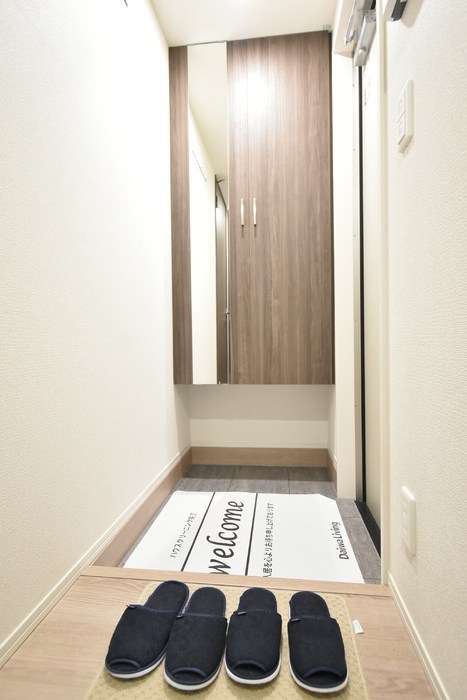 玄関　トールタイプのシューズボックス付きです、鏡付きで身支度の確認