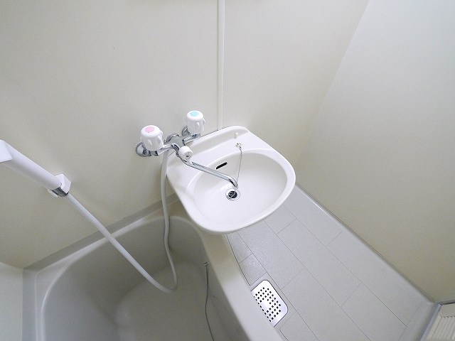 その他設備　浴室に洗面台があります