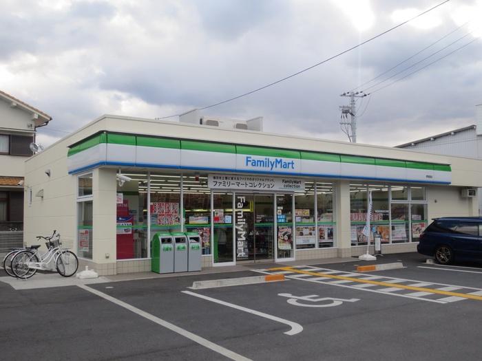 コンビニ　ファミリーマート（コンビニ）まで560m