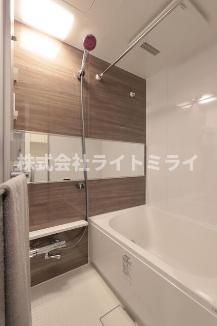 バス・シャワールーム　シャワーヘッドはグローエ?