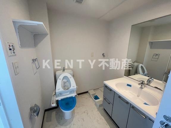 トイレ　落ち着いた色調のトイレです