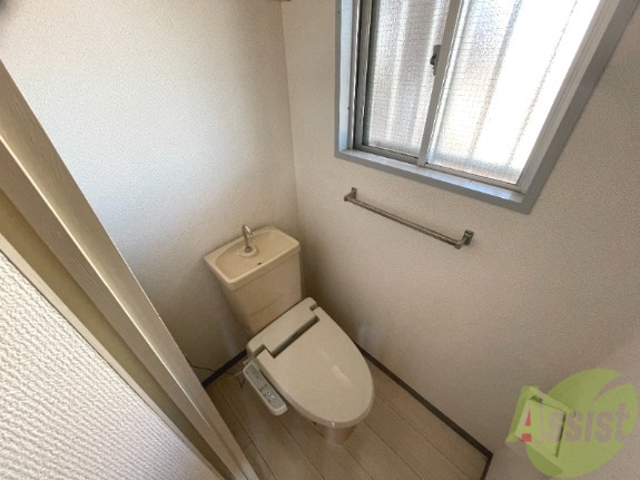 トイレ　ウォシュレットが付いているキレイなお手洗いです。