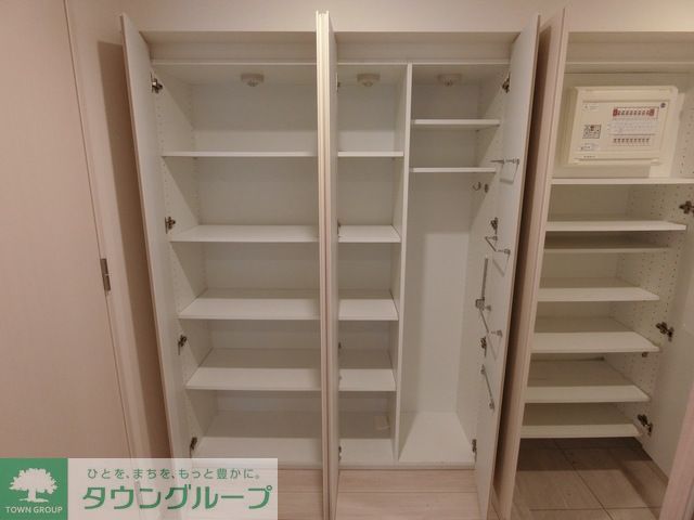 玄関　Cタイプ2023年11月撮影 同タイプ404号室の写真です。