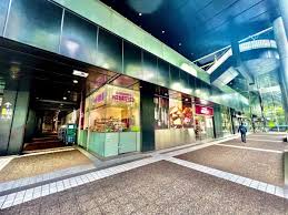 スーパー　成城石井赤坂アークヒルズ店（スーパー）まで699m