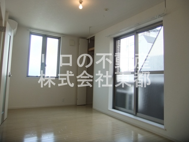 居室・リビング　２面採光なので、明るく風通しのよい過ごしやすいお部屋です♪
