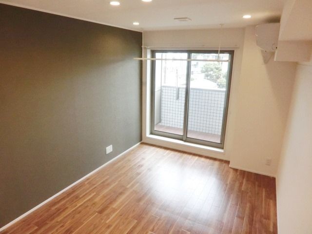 居室・リビング　お洒落なアクセントクロスのお部屋です