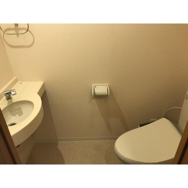 トイレ　落ち着いた色調のトイレです
