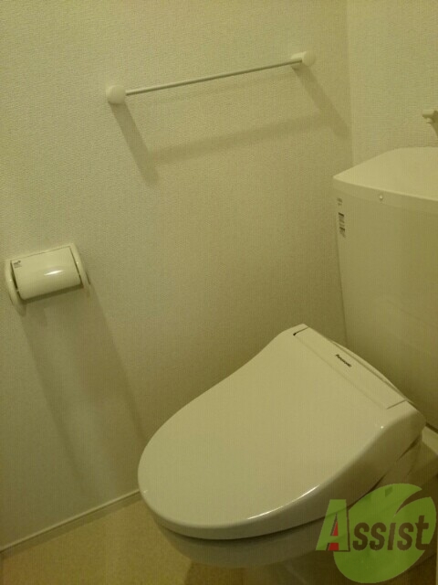 トイレ　温水洗浄便座なので快適に使用できそうですね。