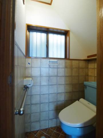 トイレ　一階のトイレです。窓もあります。