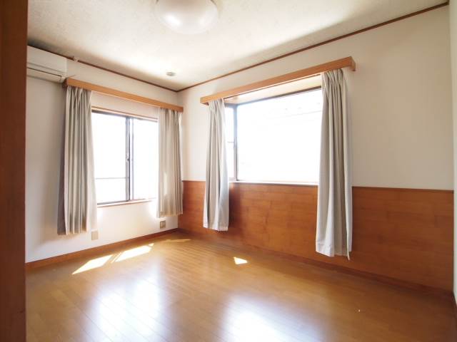 その他部屋・スペース　二階の洋室。二面採光でとても明るいです。