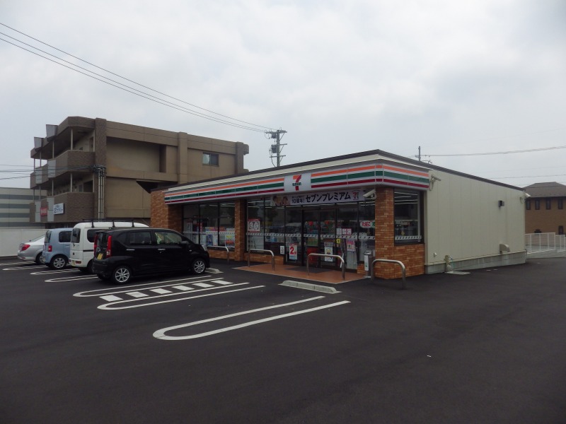 コンビニ　セブン-イレブン日永西3丁目店（コンビニ）まで376m