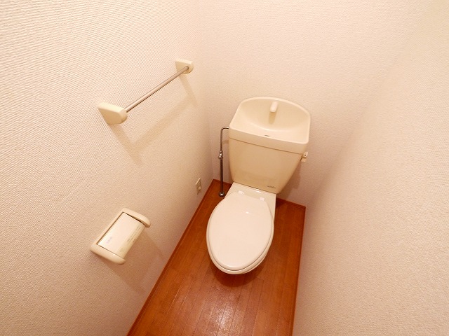 トイレ　落ち着いた色調のトイレです