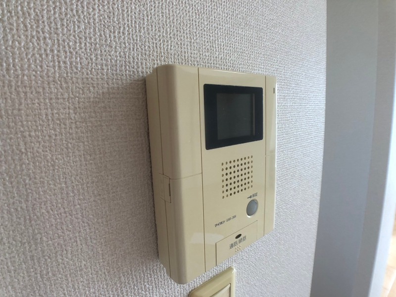 セキュリティ　ＴＶモニター付インターホンです。来客者の顔が見えるので安心！