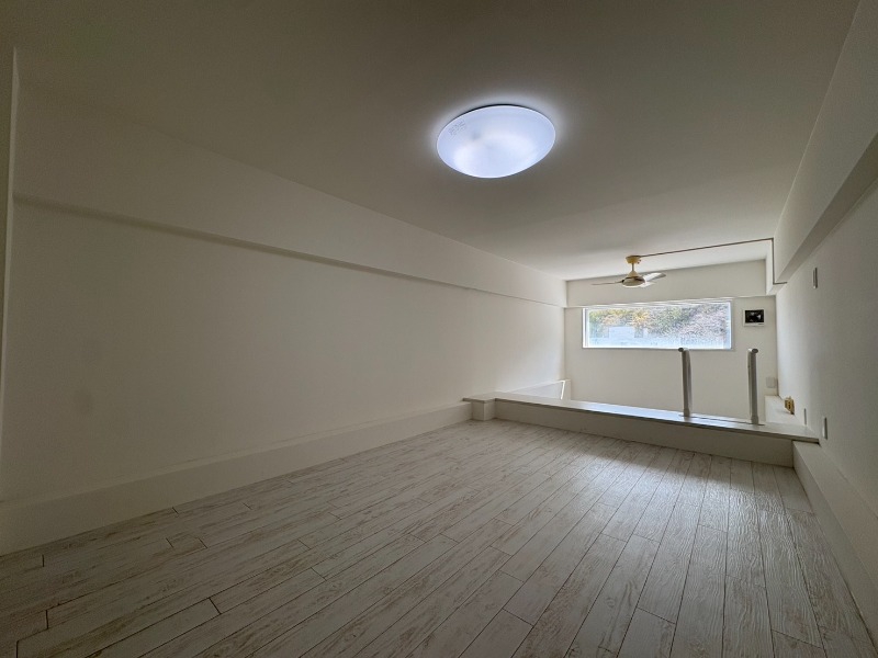 その他部屋・スペース　こちらのお部屋は光が差し込む、温かみのあるお部屋です。