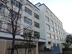 中学校　神戸市立本山中学校（中学校）まで509m