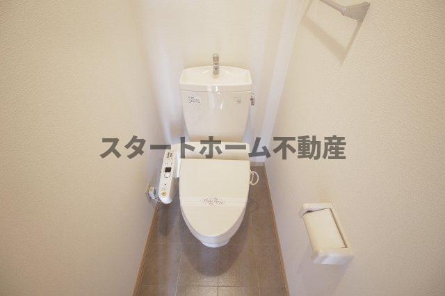 トイレ　落ち着いた色調のトイレです