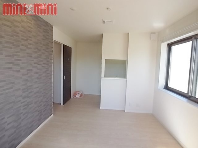 居室・リビング　窓が２か所あり、明るいお部屋です